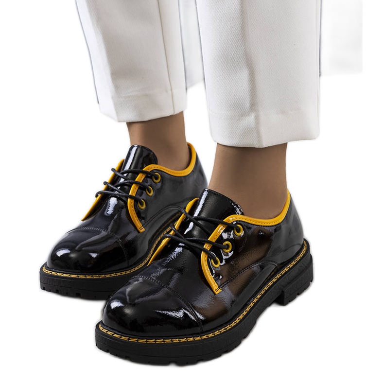 PA1 Fekete és sárga lakkozott Kuzem cipő