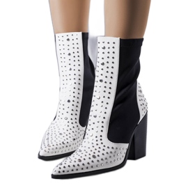 Orazi szegecsekkel díszített fehér csizma