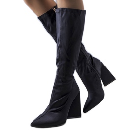 Fekete magas sarkú csizma a Nerina márkától