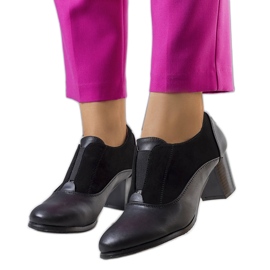 BM Fekete fűzős cipő a Corder oszlopon