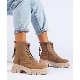 Női velúr csizma a T.SOKOLSKI platformon bézs barna