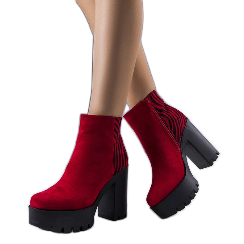 BM Piros bokacsizma egy magas Khalid oszlopon