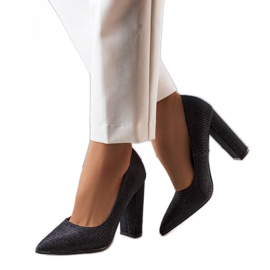 PA1 Fekete pumpák a Theiss poszton