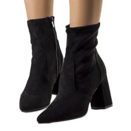 PA1 Fekete bokacsizma a Kensley-oszlopon