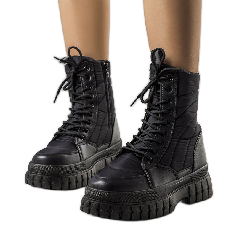 Fekete hőszigetelt hócsizma az Arinna márkától Fekete hőszigetelt hócsizma az Arinna márkától