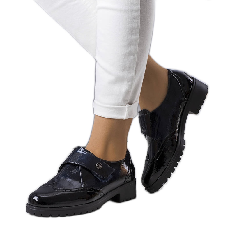 Sötétkék lakkozott cipő a Bateli márkától fekete