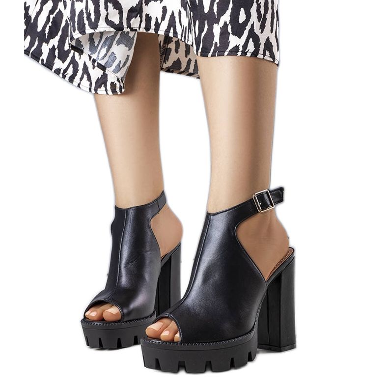 Fekete szandál márka Giuliana