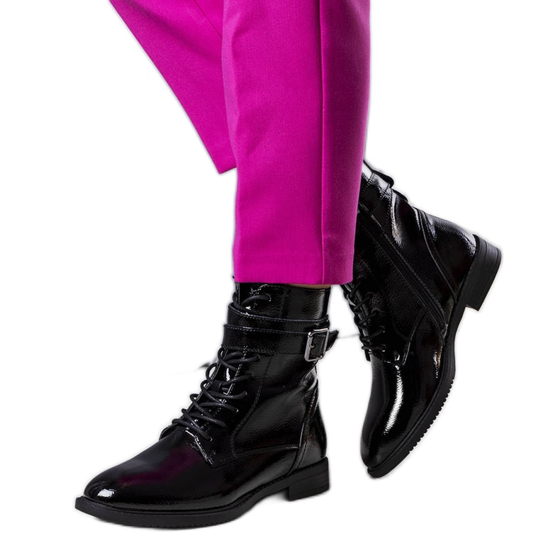 Fekete szigetelt lakkbőr csizma a Pompitól