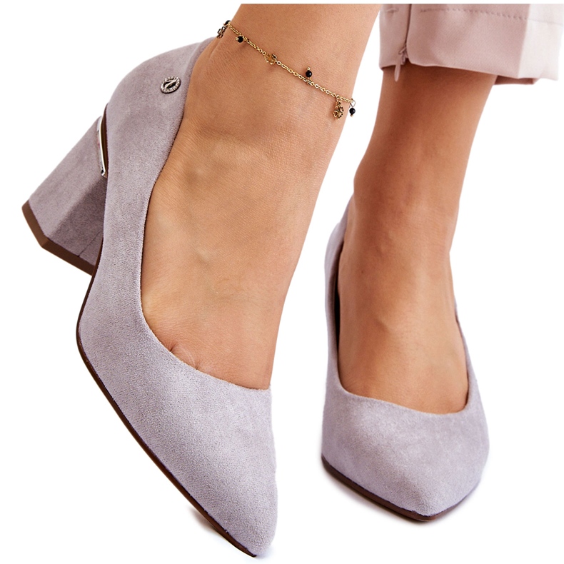 Klasszikus velúr magassarkú pumpák szürke Derren díszítéssel