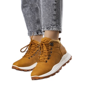 Női barna szigetelt csizma az Adleri márkától