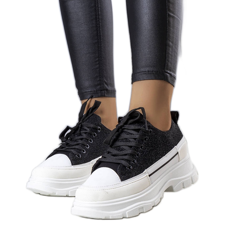 Fekete magas talpú tornacipő a Callani cégtől