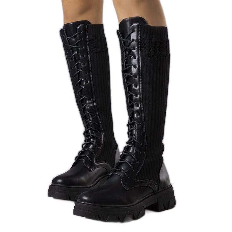 BM Fekete fűzős csizma a Montis márkától