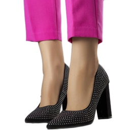 Torins fekete szivattyúk a blokkon Torins fekete szivattyúk a blokkon