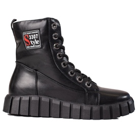 W. Potocki Női munkások a Shelovet platformon fekete