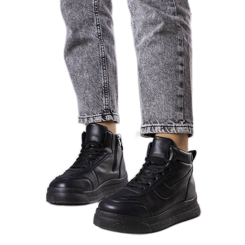 Fekete szigetelt tornacipő a Kortitól