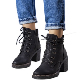 PA1 Fekete bokacsizma a Zev márkától