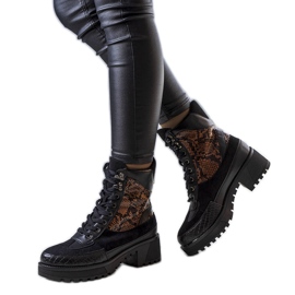 Fekete szigetelt csizma Fox betétekkel díszítve