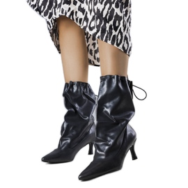 Fekete alacsony sarkú csizma a Jabari márkától Fekete alacsony sarkú csizma a Jabari márkától