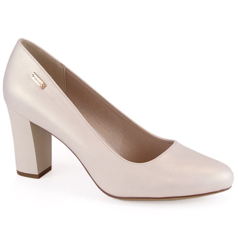 Bézs színű gyöngypumpák a Sergio Leone dekoratív oszlopán Bézs színű gyöngypumpák a Sergio Leone dekoratív oszlopán