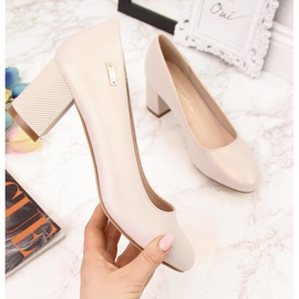 Pearl beige pumpák a Sergio Leone dekoratív oszlopán bézs