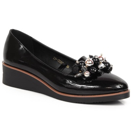 Fekete lakkozott ékes cipő gyöngyökkel Potocki SZ12031