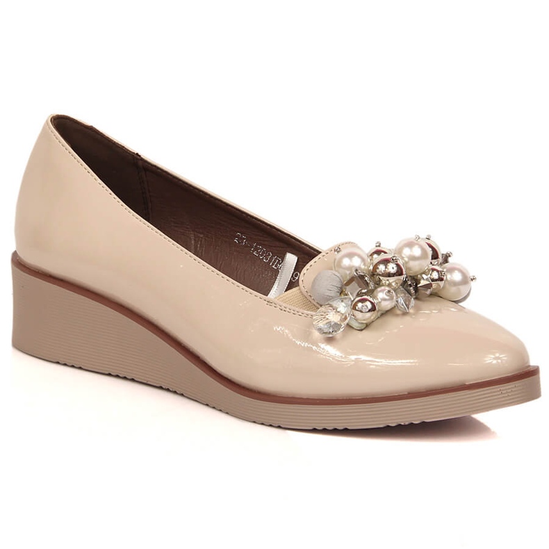 Bézs lakkozott ékes cipő gyöngyökkel Potocki SZ12031