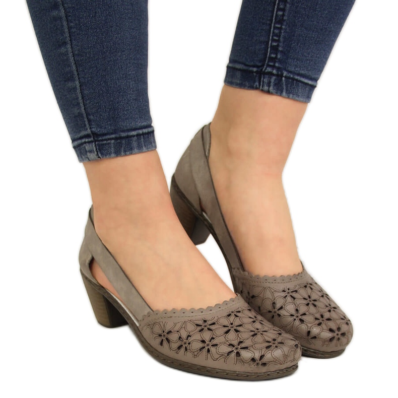 Női bézs áttört bőr pumpák Rieker 40986