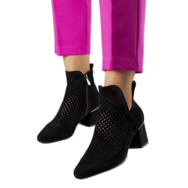 BM Fekete áttört csizma Bernadette posztján