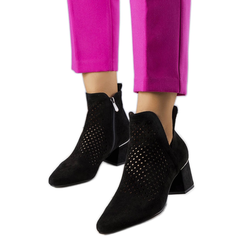 BM Fekete áttört csizma Bernadette posztján BM Fekete áttört csizma Bernadette posztján