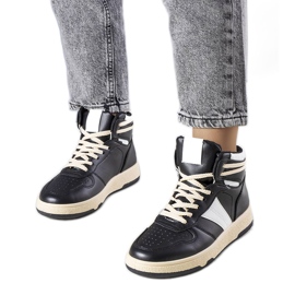 A márka fekete bokacsizmája Robin