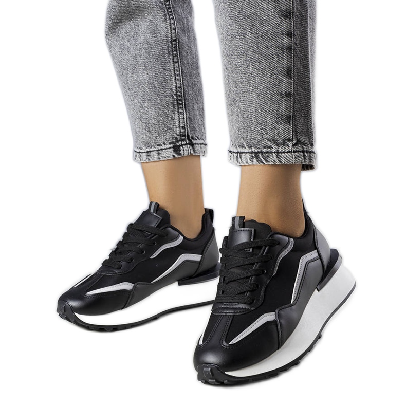 Fekete tornacipő az Ada platformon