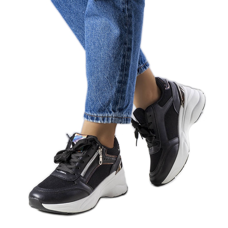 A márka fekete ékszeres sportcipői Stacey