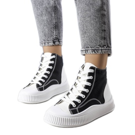 Fekete platform tornacipő a Terri márkától Fekete platform tornacipő a Terri márkától