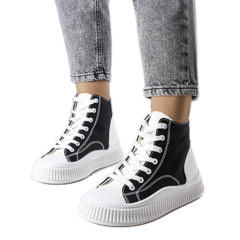 Fekete platform tornacipő a Terri márkától