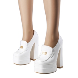 Fehér pumpák egy vaskos blokkon Janie-től Fehér pumpák egy vaskos blokkon Janie-től