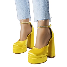 Sárga magassarkú pumpák az Elvirától