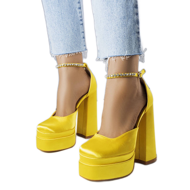 Sárga magassarkú pumpák az Elvirától