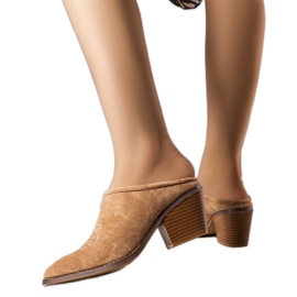 Beépített előlappal ellátott bézs csúszdák a Lindától Beépített előlappal ellátott bézs csúszdák a Lindától