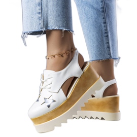 A márka fehér ékes cipői Joan A márka fehér ékes cipői Joan