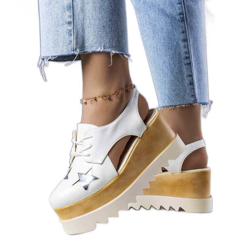 A márka fehér ékes cipői Joan A márka fehér ékes cipői Joan