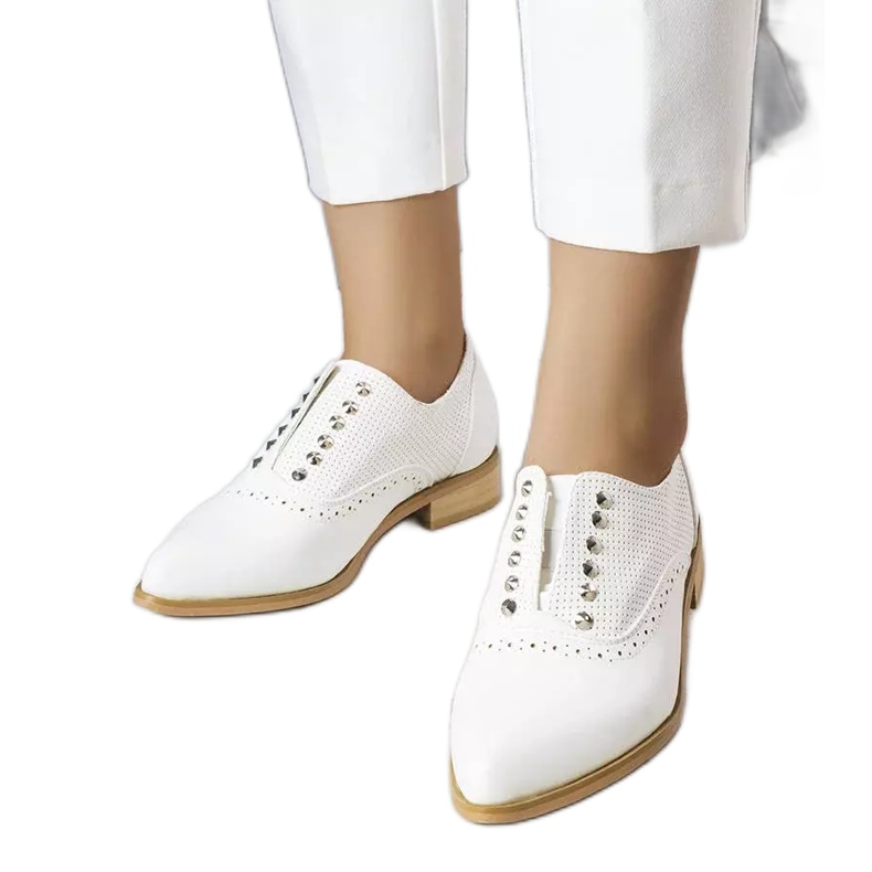 BM Erin fehér áttört cipő szegecsekkel