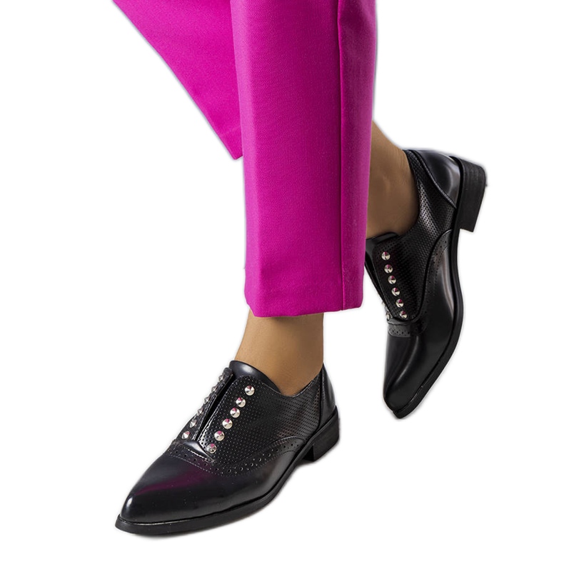 BM Fekete áttört broguek szegecsekkel az Erin-től