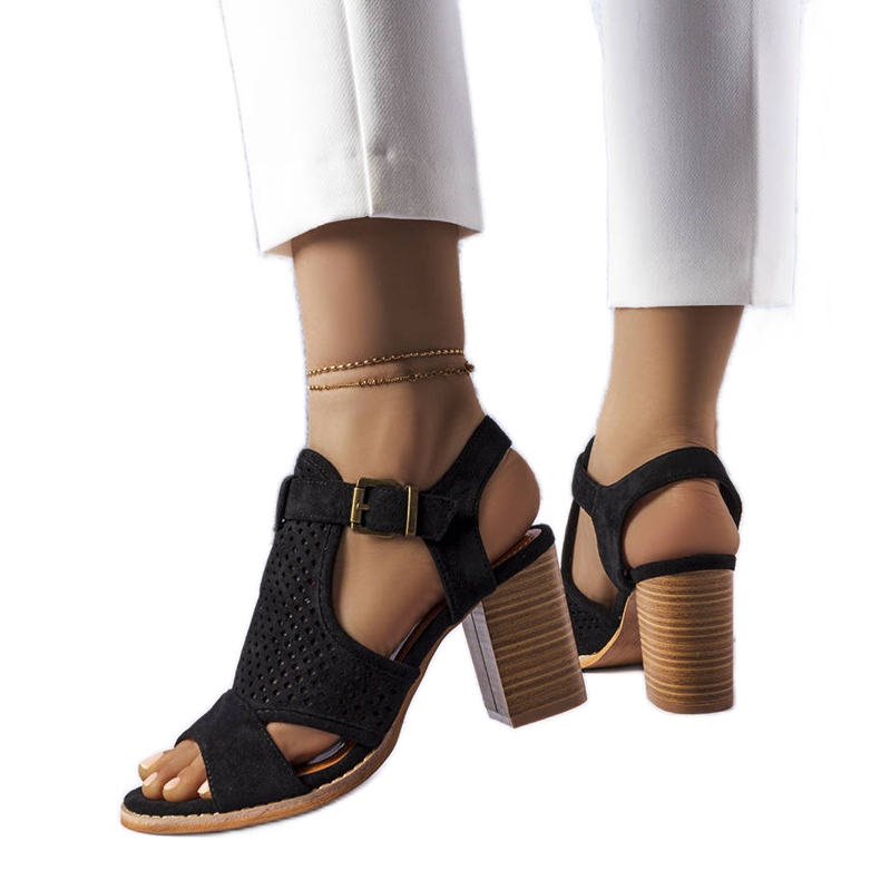 Fekete áttört szandál a Courtois márkától