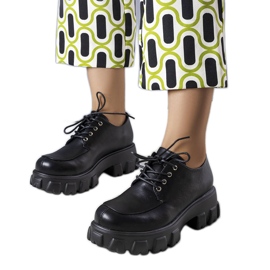 Fekete cipő masszív talppal a Lynn cégtől