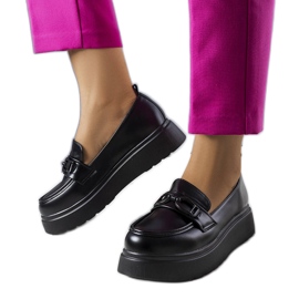 Gagnon ékkel díszített fekete urak