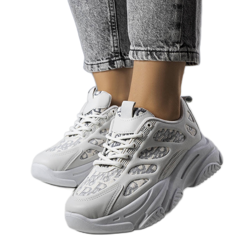 Kara mintával díszített szürke tornacipő Kara mintával díszített szürke tornacipő