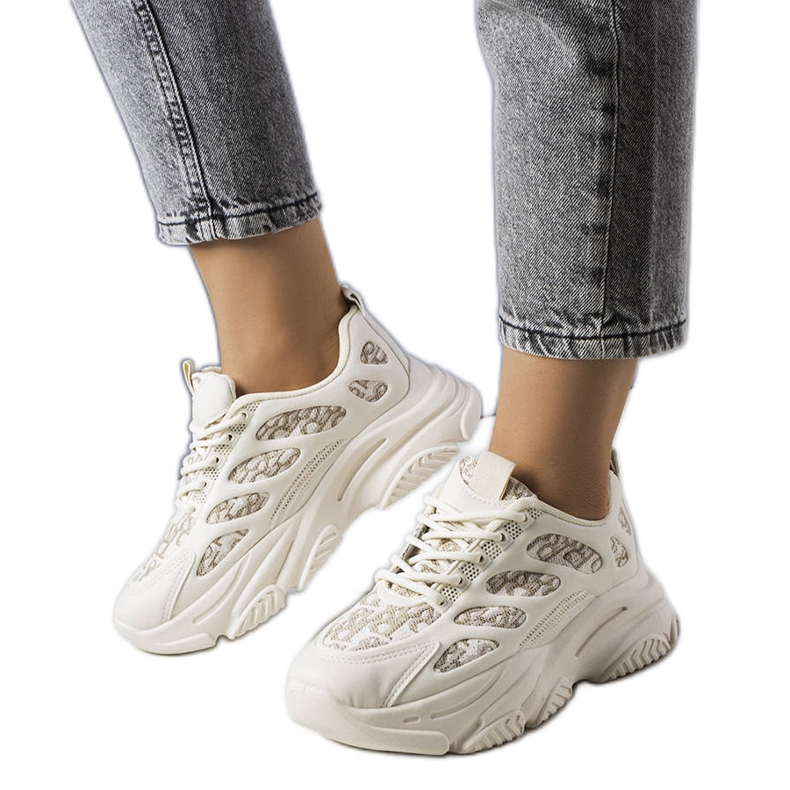 Kara mintával díszített bézs tornacipő Kara mintával díszített bézs tornacipő