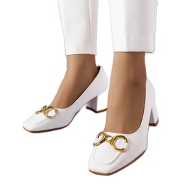 Fehér, négyzet alakú orrú pumpák a Neufville-től