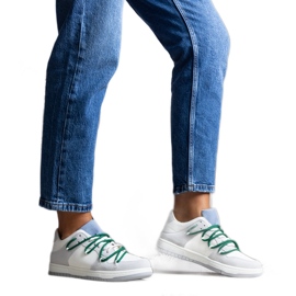 Szürke tornacipő zöld fűzővel az Aucoin-tól fehér