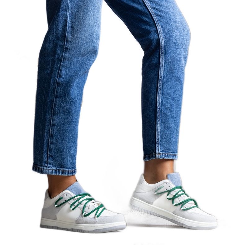 Szürke tornacipő zöld fűzővel az Aucoin-tól fehér